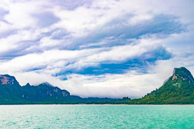 Thani Tayland feribotu ile tropikal arazide turkuaz su üzerinden Don Sak 'a git..