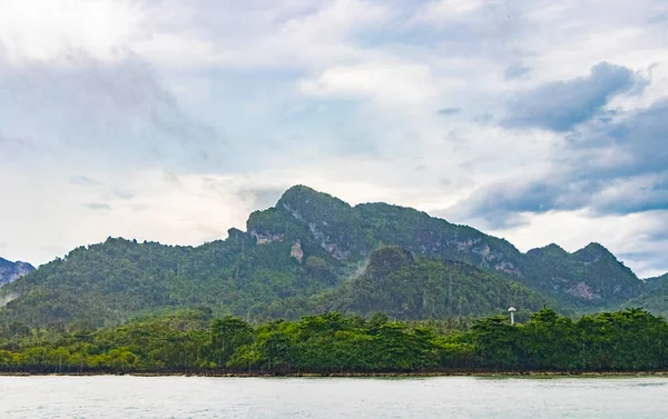 Yağmurlu ve bulutlu bir günde, Thani Tayland feribotuyla Don Sak 'a doğru ilerleyin..