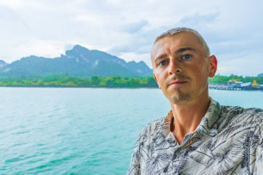 Turist, Thani Tayland feribotuyla tropikal arazide turkuaz su üzerinden Don Sak 'a seyahat ediyor..