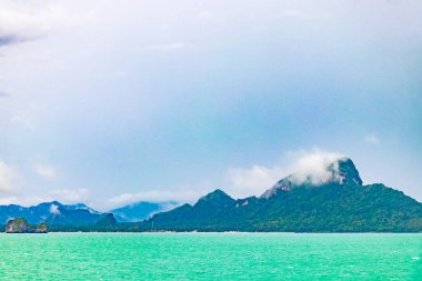 Thani Tayland feribotu ile tropikal arazide turkuaz su üzerinden Don Sak 'a git..