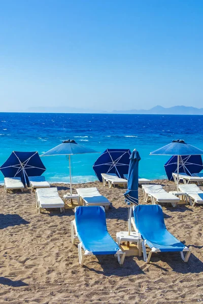 Relaxe Espreguiçadeiras Azuis Férias Rodes Grécia Com Belas Águas Azul — Fotografia de Stock