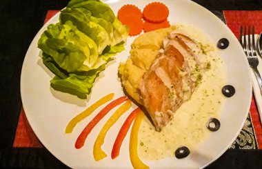 Koh Ko Samui Surat Tayland 'da beyaz tabakta servis edilen tavuk salatası ve sebzeler..