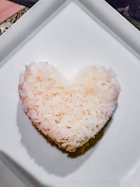 Koh Ko Samui Surat Thani Tayland 'da servis edilen bir tabakta beyaz pirinç kalbi..