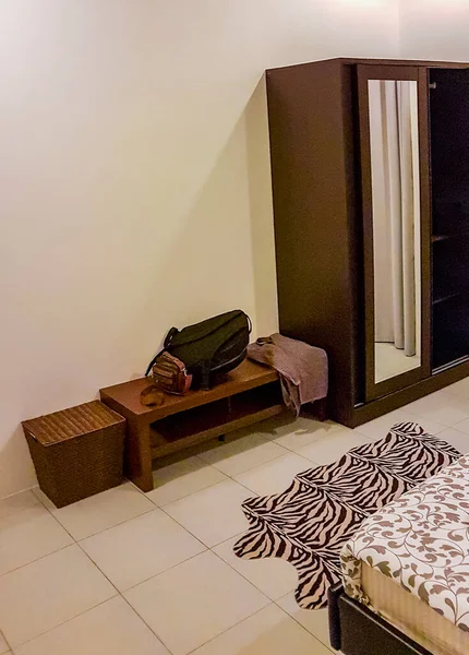 ラグジュアリーなベッドルームのインテリアとタイのサムイ島のホテルのアパートのキャビネット — ストック写真