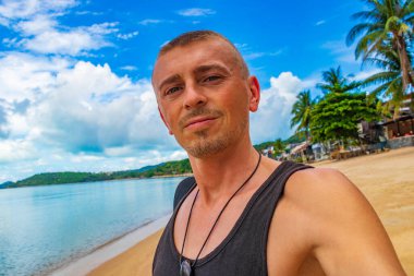 Turist Koh Samui adasında selfie çekiyor ve Tayland 'da manzara manzarası var..