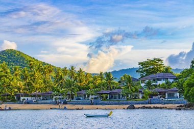 Muhteşem Koh Samui adası plajı ve Tayland 'da kayıkhane ve dağları olan manzara manzarası..