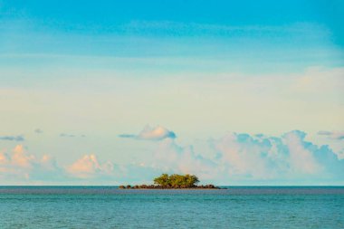 Koh Samui 'de küçük bir ada. Tayland' da turkuaz suyu var..