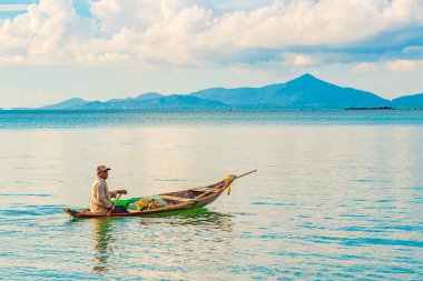 Surat Thani Tayland 25. Mai 2018 Balıkçı teknesi ve Koh Pha-ngan manzarası Tayland 'daki Koh Samui adasında..