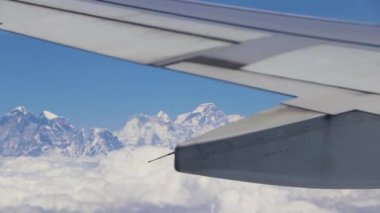 Dünyanın en yüksek dağı Himalaya 'da Everest Dağı' nın üzerinde savaş..
