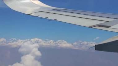 Dünyanın en yüksek dağı Himalaya 'da Everest Dağı' nın üzerinde savaş..