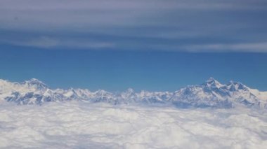 Dünyanın en yüksek dağı Himalaya 'da Everest Dağı' nın üzerinde savaş..