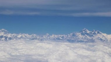 Dünyanın en yüksek dağı Himalaya 'da Everest Dağı' nın üzerinde savaş..