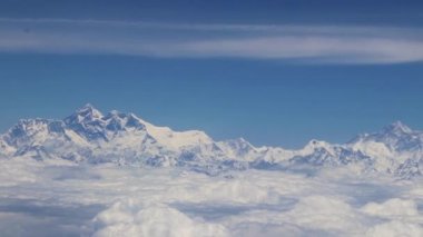Dünyanın en yüksek dağı Himalaya 'da Everest Dağı' nın üzerinde savaş..
