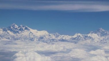 Dünyanın en yüksek dağı Himalaya 'da Everest Dağı' nın üzerinde savaş..
