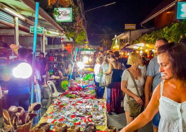 Surat Thani Tayland 25. Mai 2018 Turist Tayland 'da Koh Samui adasındaki Gece Pazarı Balıkçıları Köyü Bo Phut' tan Tayland yemeği alır..