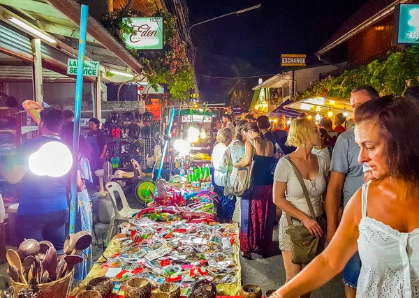 Surat Thani Tayland 25. Mai 2018 Turist Tayland 'da Koh Samui adasındaki Gece Pazarı Balıkçıları Köyü Bo Phut' tan Tayland yemeği alır..
