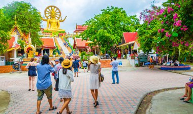 Surat Thani Tayland 26. Mai 2018 Dev Altın Büyük Buda heykeli Wat Phra Yai tapınağında Koh Samui adası Surat Thani Tayland.