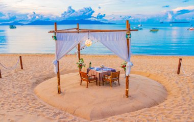 Tailand 'da Koh Samui' de Koh Phangan manzaralı Bo Phut plajında özel romantik bir akşam yemeği..