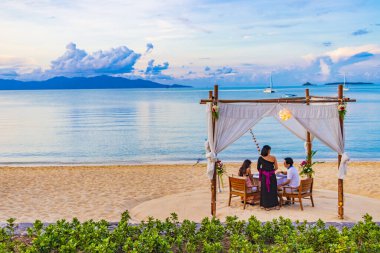 Surat Thani Tayland 25. Mai 2018 romantik özel akşam yemeği balayında Bo Phut plajında Koh Phangan manzaralı Tayland 'da Koh Samui.