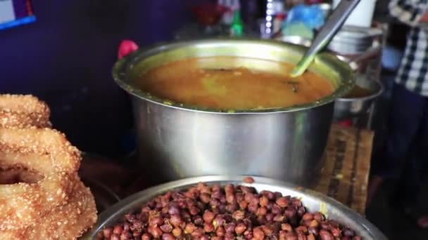 ネパール カトマンズ21 Mai 2018 Sel Rotiとひよこ豆とネパール料理の朝食 ネパール カトマンズ — ストック動画