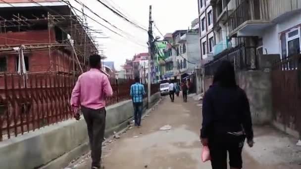 ネパール カトマンズ21 マイ2018カトマンズネパールの人々と汚れたほこりの多い通りを歩く — ストック動画