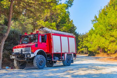 Yunanistan 'ın Rodos kentindeki Ialysos ormanındaki Filerimos tepesinde eski kırmızı itfaiye aracı..