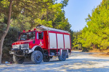 Rhodes Yunanistan 22 numara. Eylül 2018 Yunanistan 'ın Rodos kentindeki Ialysos ormanındaki Filerimos tepesinde eski kırmızı itfaiye aracı.