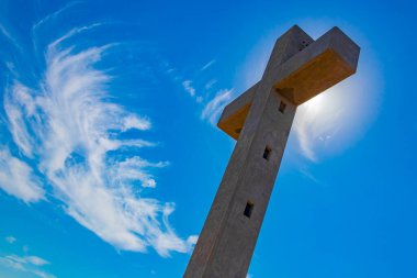 Filerimos Manastırı, Ialysos Rodos 'ta mavi gökyüzü arka planına sahip bir tepede kesişiyor.