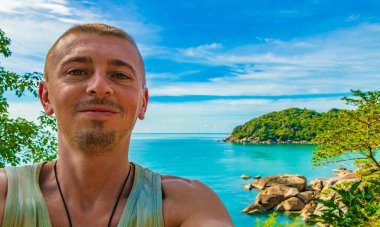 Fil Kayası 'ndan Tayland' daki Koh Samui 'deki Silver Beach' e kadar harika panoramik manzaralı Rus turist..