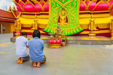 Surat Thani Tayland 26. Mai 2018 İnsanlar Koh Samui adası Surat Thani Tayland 'daki Wat Phra Yai tapınağındaki dev Büyük Buda heykeline dua ediyor..
