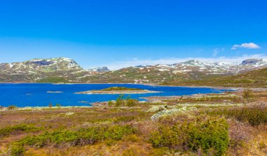 Vavatn Gölü manzarası inanılmaz engebeli kayalar ve dağlar Hemsedal Norveç 'te yaz boyunca.