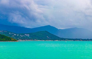 Surat Thani Tayland 'daki Koh Samui adası ve yağmurlu bir günde kasvetli fırtına bulutlarında turkuaz su plajı manzarası..
