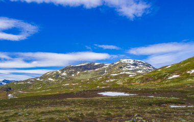 Vavatn Gölü manzarası inanılmaz engebeli kayalar ve dağlar Hemsedal Norveç 'te yaz boyunca.