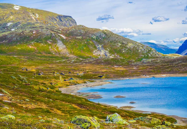 在挪威的赫赛达尔 令人惊奇的Vavatn湖全景壮观 夏天可以俯瞰岩石 巨石和山脉 — 图库照片