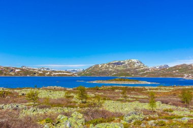 Vavatn Gölü manzarası inanılmaz engebeli kayalar ve dağlar Hemsedal Norveç 'te yaz boyunca.