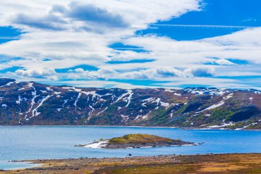 Vavatn Gölü manzarası inanılmaz engebeli kayalar ve dağlar Hemsedal Norveç 'te yaz boyunca.