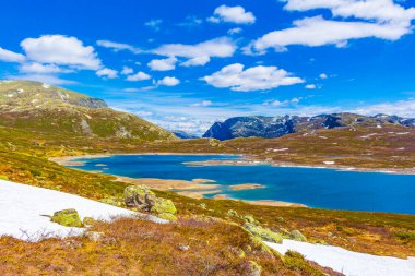 Vavatn Gölü manzarası inanılmaz engebeli kayalar ve dağlar Hemsedal Norveç 'te yaz boyunca.