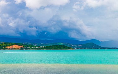 Surat Thani Tayland 'daki Koh Samui adası ve yağmurlu bir günde kasvetli fırtına bulutlarında turkuaz su plajı manzarası..