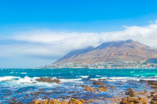 False Bay Raue Küstenlandschaft Mit Geröll Wellen Und Berge Mit — Stockfoto