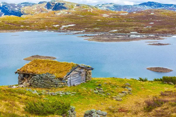 Muhteşem Vavatn Gölü Manzarası Engebeli Kır Evleri Yaz Boyunca Norveç — Stok fotoğraf