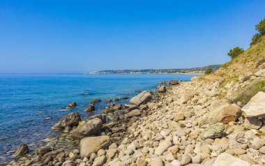 Yunanistan 'ın Kos Adası' ndaki doğal kıyı manzaraları, dağlık uçurumlar, kayalar, mavi plajlar ve dalgalar..