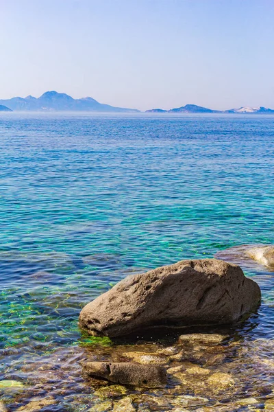 希腊科斯岛上的天然海岸景观中的大石头 山崖碧绿的海滩和波浪 — 图库照片
