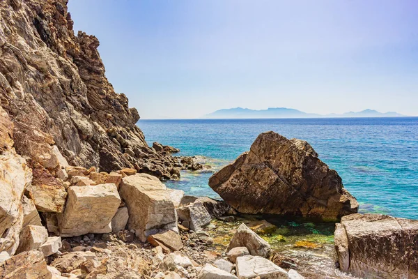 Μεγάλος Βράχος Φυσικά Παράκτια Τοπία Στο Νησί Της Στην Ελλάδα — Φωτογραφία Αρχείου
