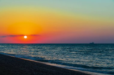 Yunanistan 'ın Rodos Adasındaki Ialysos Sahili' nde en güzel gün batımının gökkuşağı renkleri.
