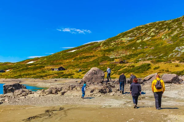 Caminhantes Turistas Paisagem Áspera Lago Vavatn Montanhas Durante Verão Hemsedal — Fotografia de Stock