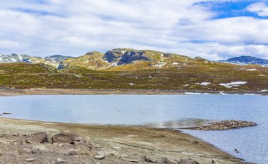 Vavatn Gölü manzarası inanılmaz engebeli kayalar ve dağlar Hemsedal Norveç 'te yaz boyunca.