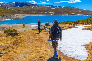 Viken Norveç 09. Haziran 2016 Hemsedal Norveç 'te yaz aylarında Vavatn Gölü ve dağlarının engebeli manzarasında yürüyüş yapanlar ve turistler.
