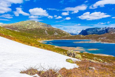 Vavatn Gölü manzarası inanılmaz engebeli kaya ve dağları Hemsedal Norveç 'te yaz boyunca karla kaplı.