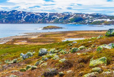 Vavatn Gölü manzarası inanılmaz engebeli kayalar ve dağlar Hemsedal Norveç 'te yaz boyunca.