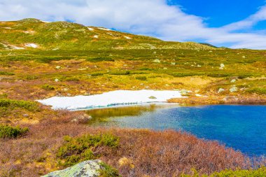 Vavatn Gölü manzarası inanılmaz engebeli kayalar ve dağlar Hemsedal Norveç 'te yaz boyunca.